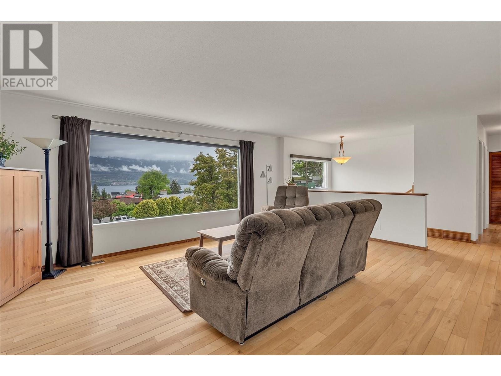 6528 Lipsett Crescent. Summerland, British Columbia