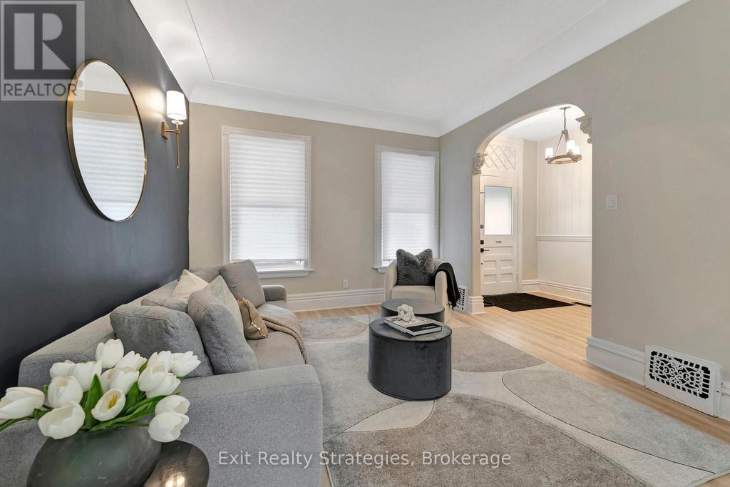 142 Sanford Avenue N, Hamilton (gibson)