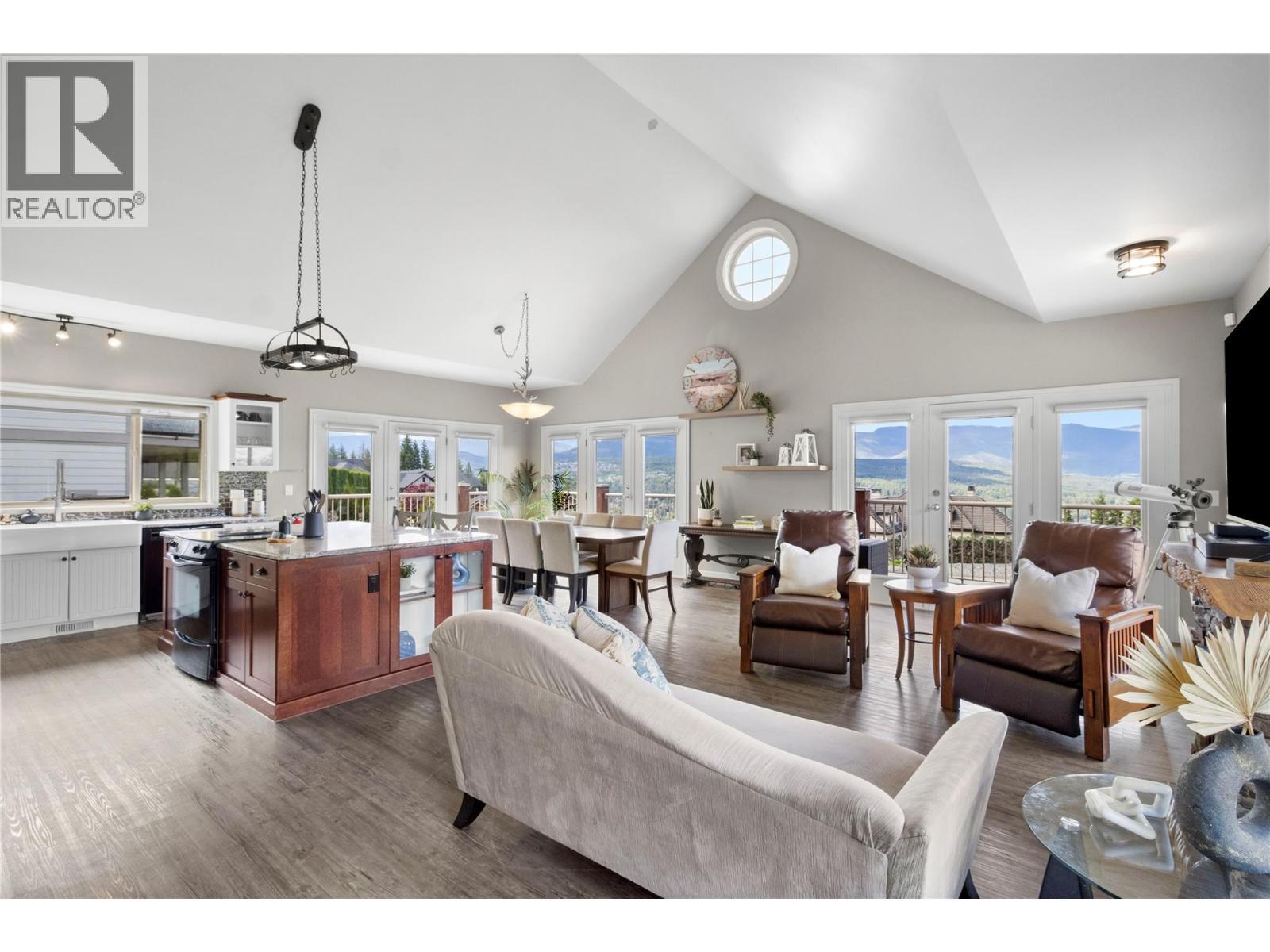 3240 Roncastle Road. Blind Bay, British Columbia