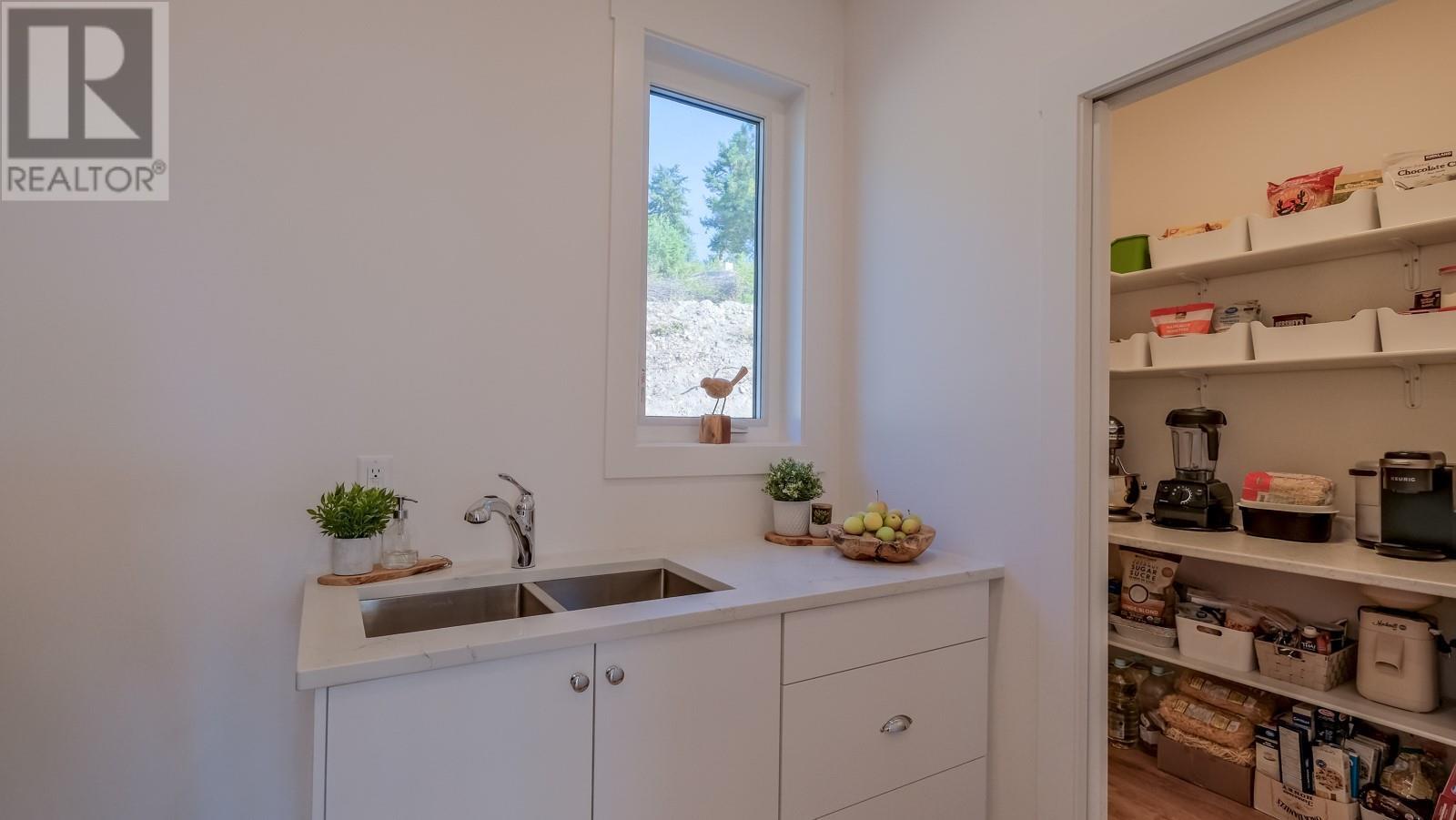 10290 Columbia Way. Vernon, British Columbia