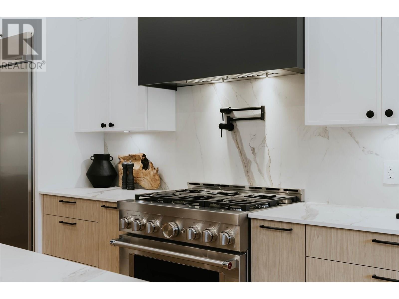 5533 Foothill Court. Kelowna, British Columbia