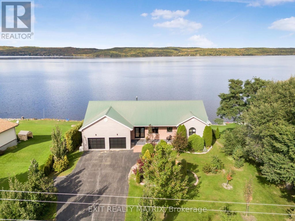 1624 Bay Road, Champlain