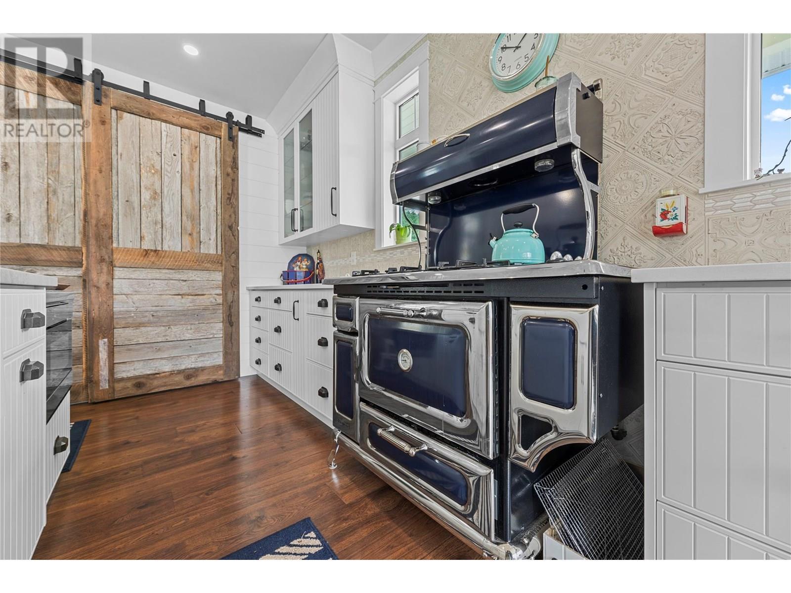 3828 Parri Road. Sorrento, British Columbia