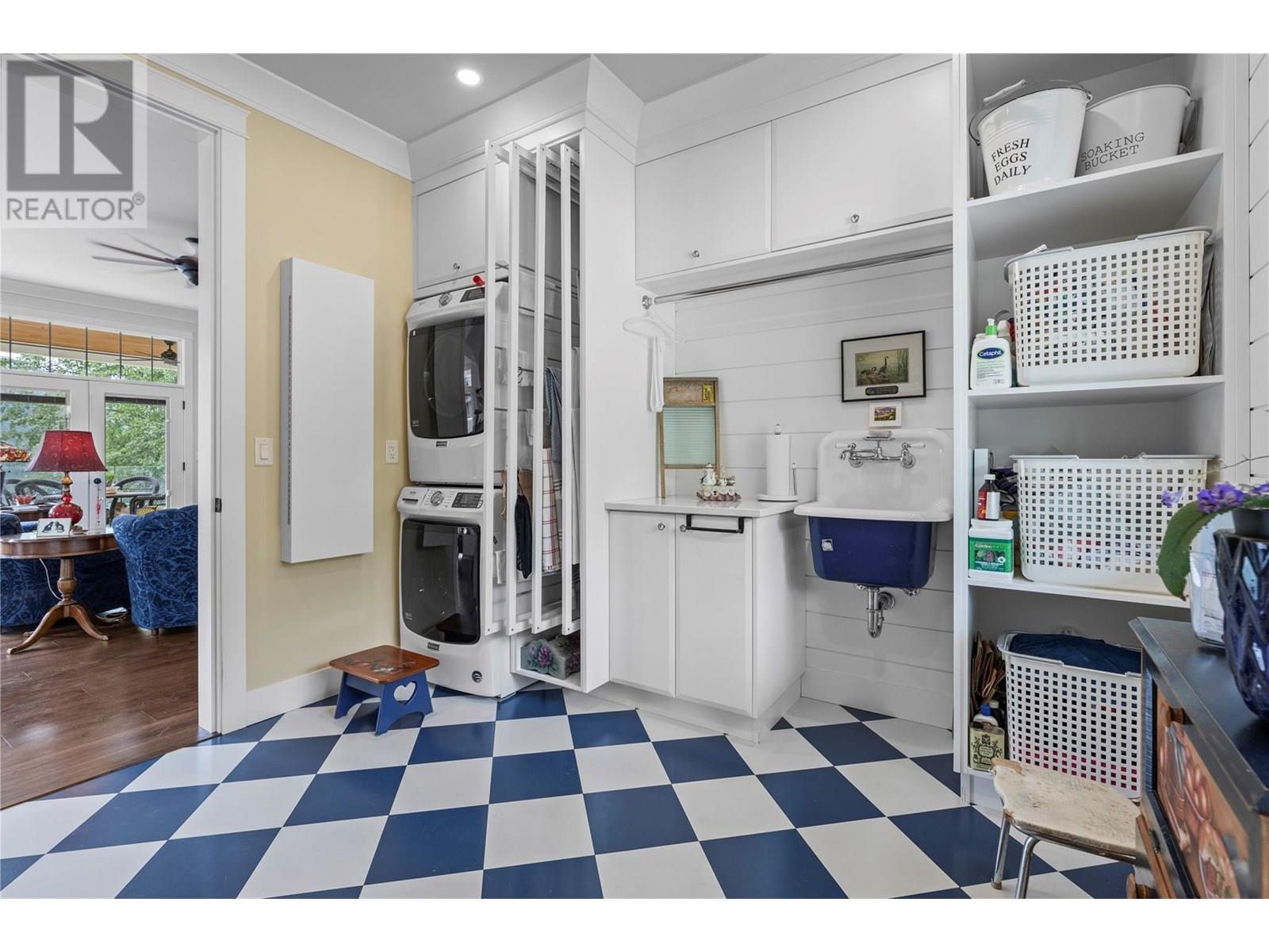 3828 Parri Road. Sorrento, British Columbia