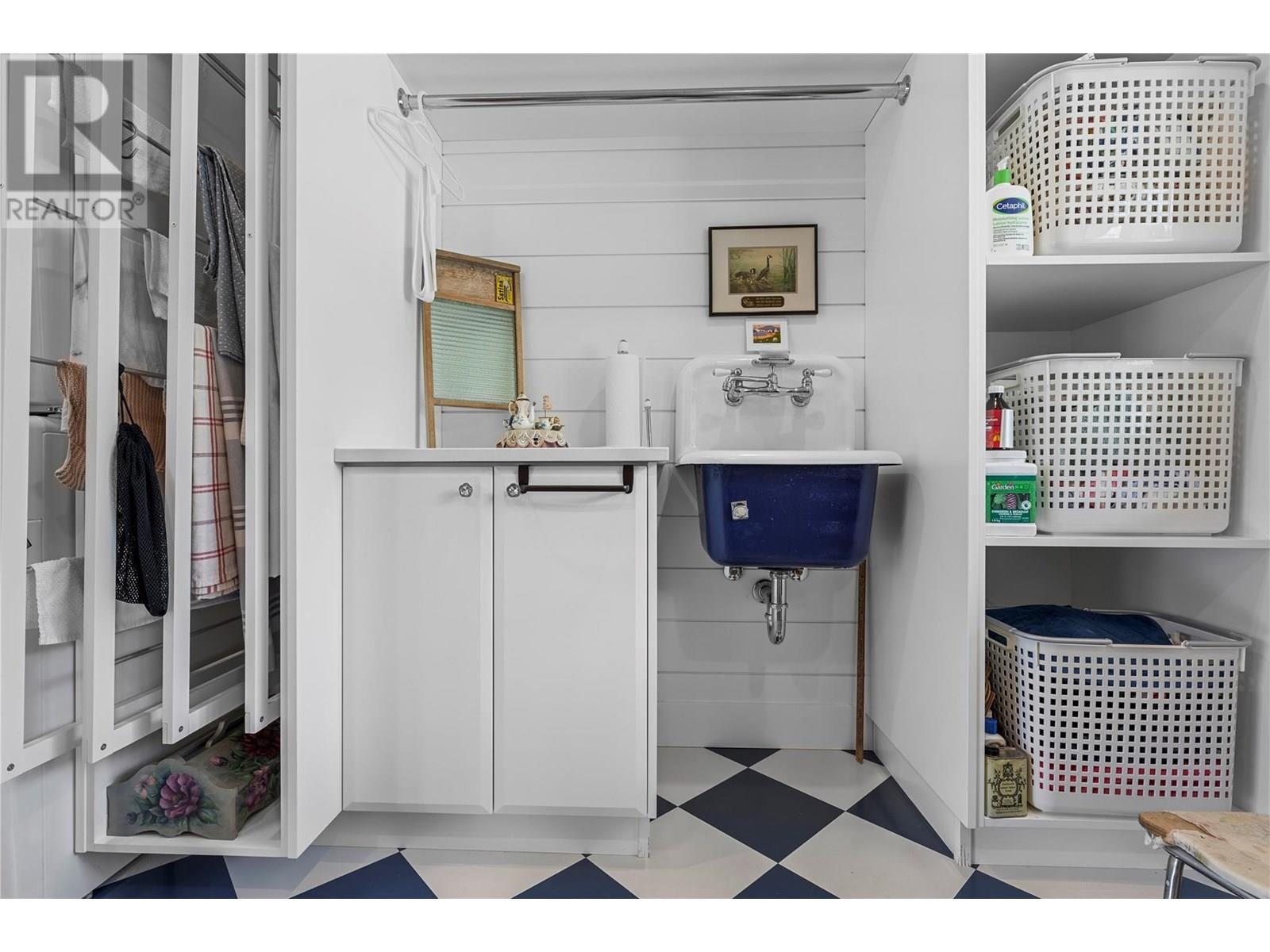 3828 Parri Road. Sorrento, British Columbia