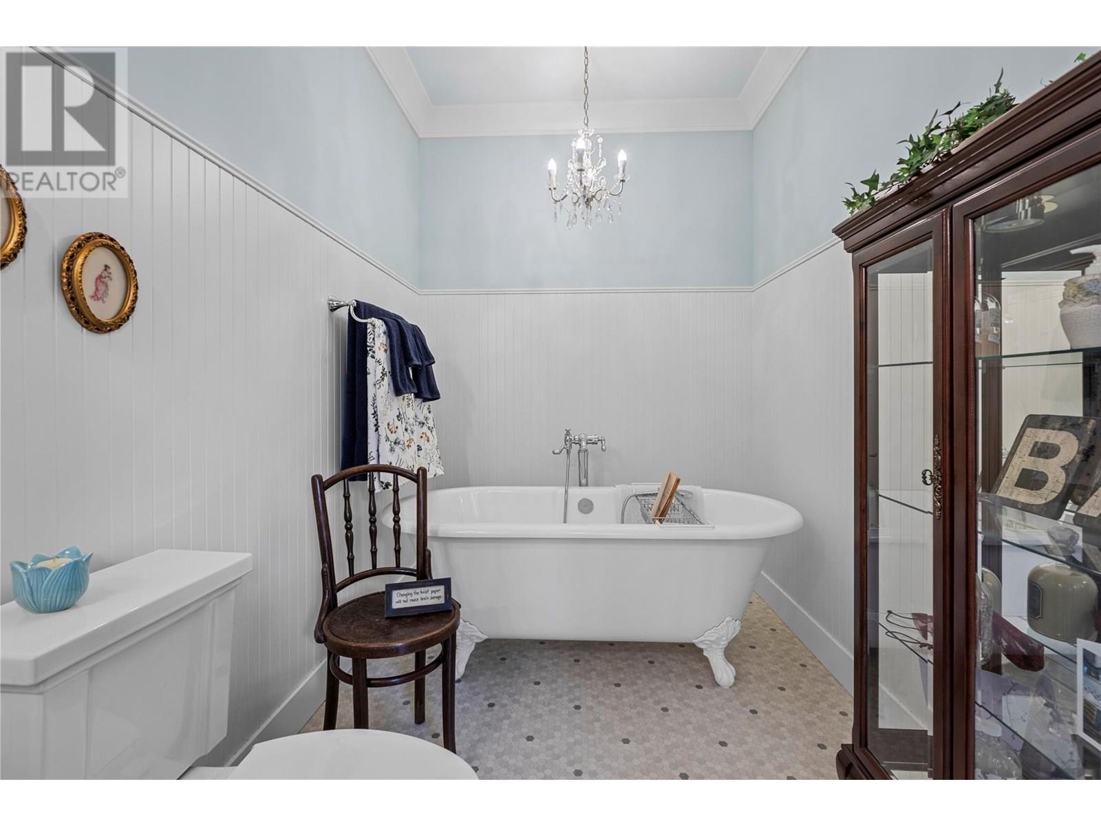 3828 Parri Road. Sorrento, British Columbia