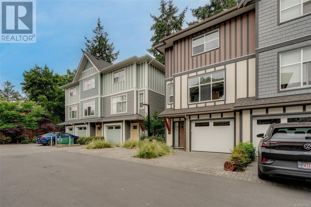 16 1027 College Street W, Duncan