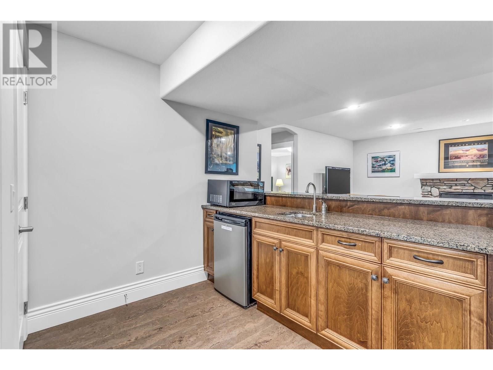 4450 Gordon Drive Unit# 105. Kelowna, British Columbia