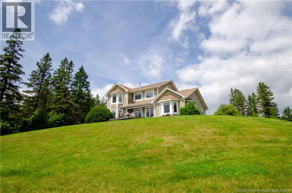 560 Lakeside Road, Smithtown