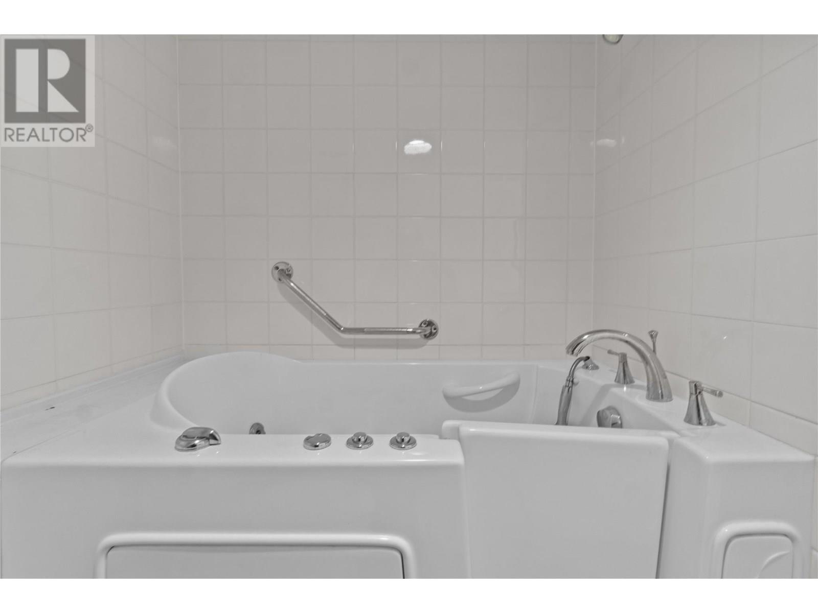 250 5 Street Se Unit# 313. Salmon Arm, British Columbia