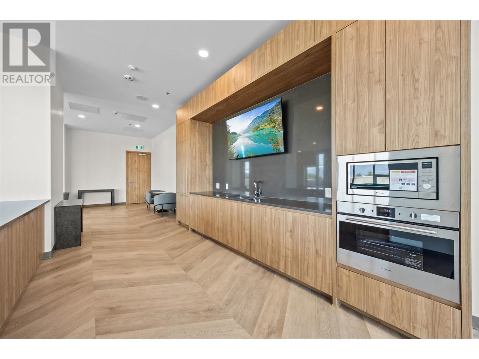 238 Leon Avenue Unit# 702. Kelowna, British Columbia