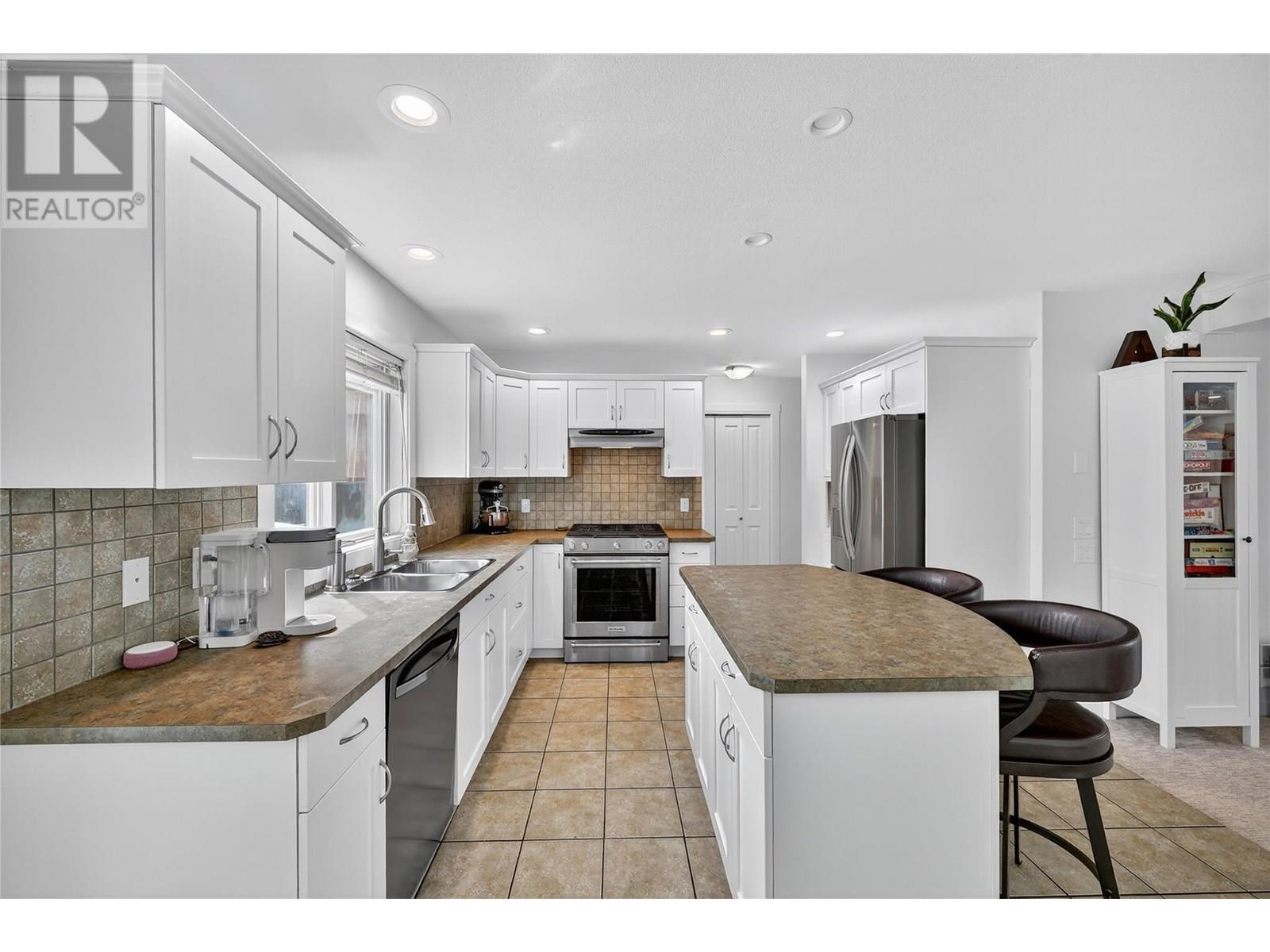 982 Paret Crescent. Kelowna, British Columbia