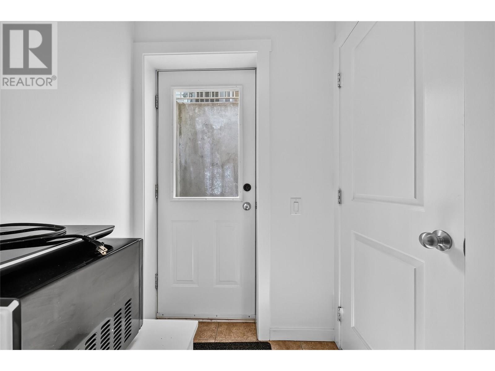 982 Paret Crescent. Kelowna, British Columbia