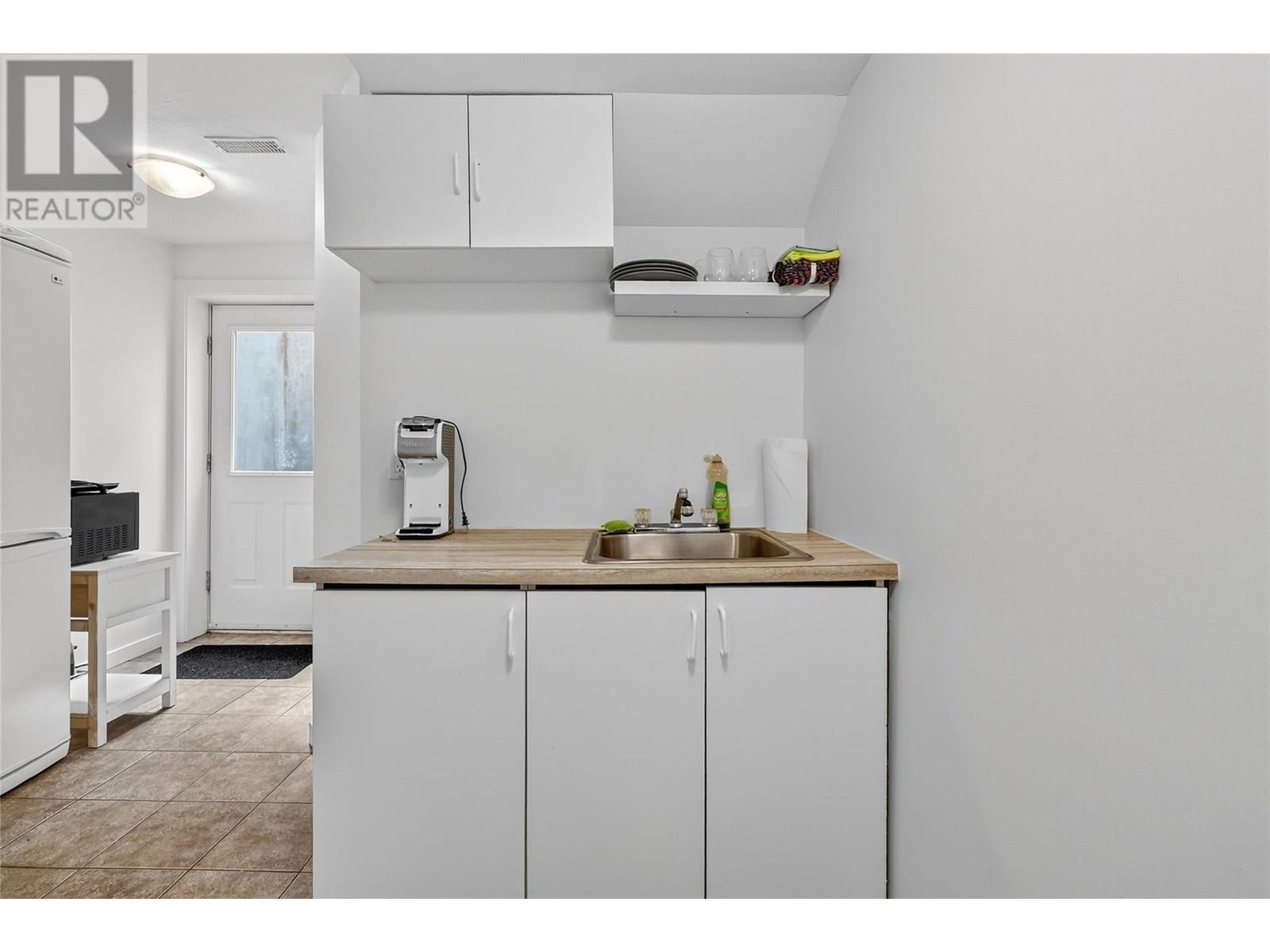 982 Paret Crescent. Kelowna, British Columbia