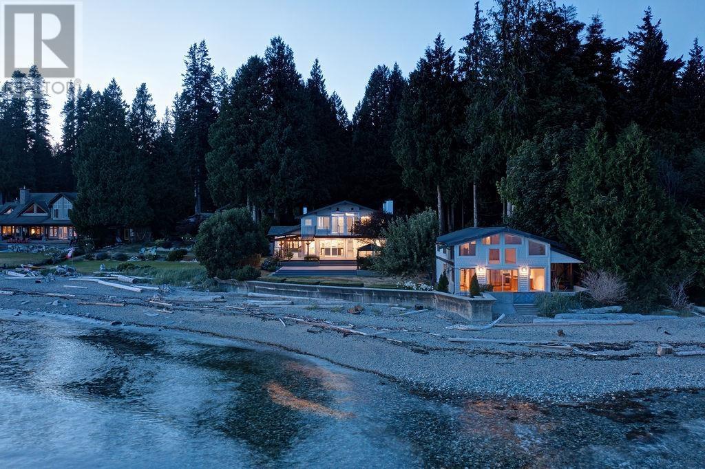 3175-3177 Beach Avenue, Roberts Creek