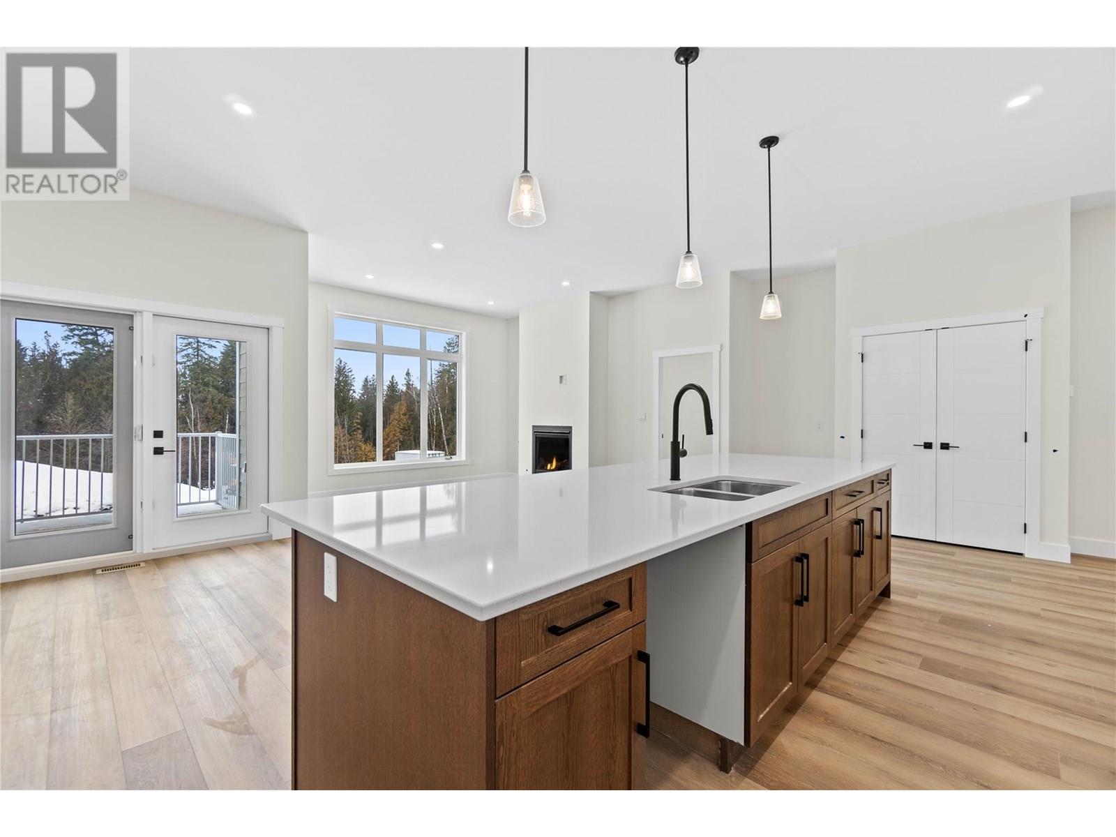 231 20 Street Ne Unit# 2. Salmon Arm, British Columbia