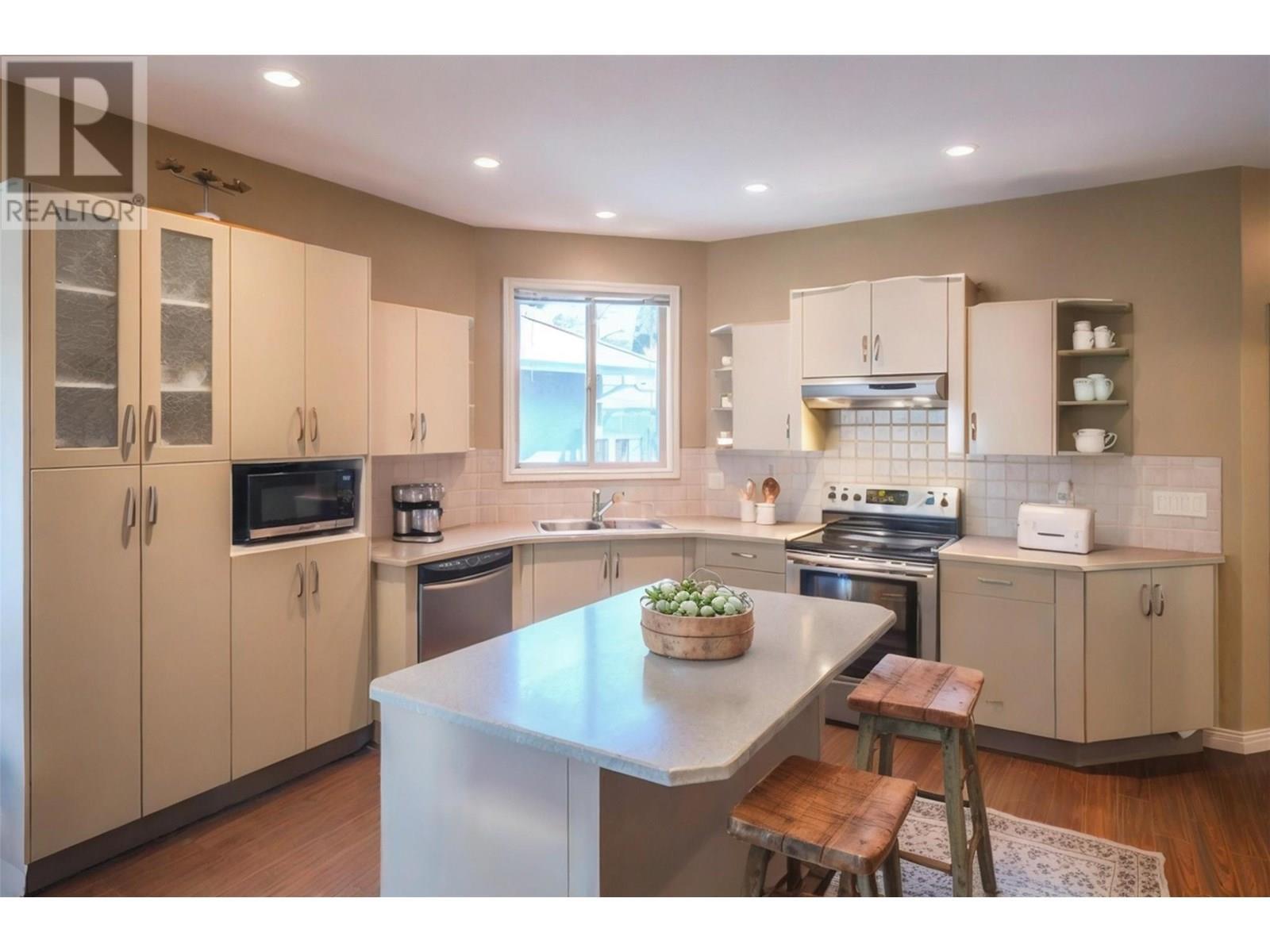 6679 Oxbow Crescent. Oliver, British Columbia