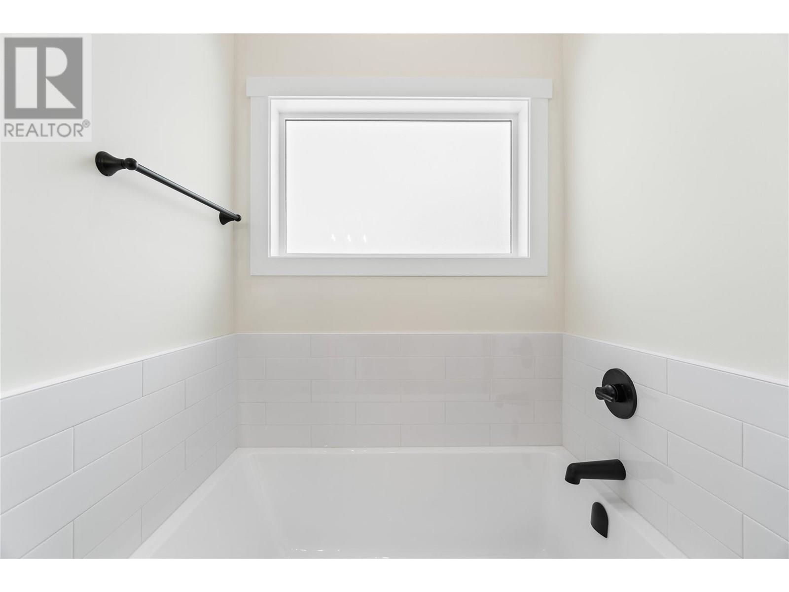 231 20 Street Ne Unit# 1. Salmon Arm, British Columbia