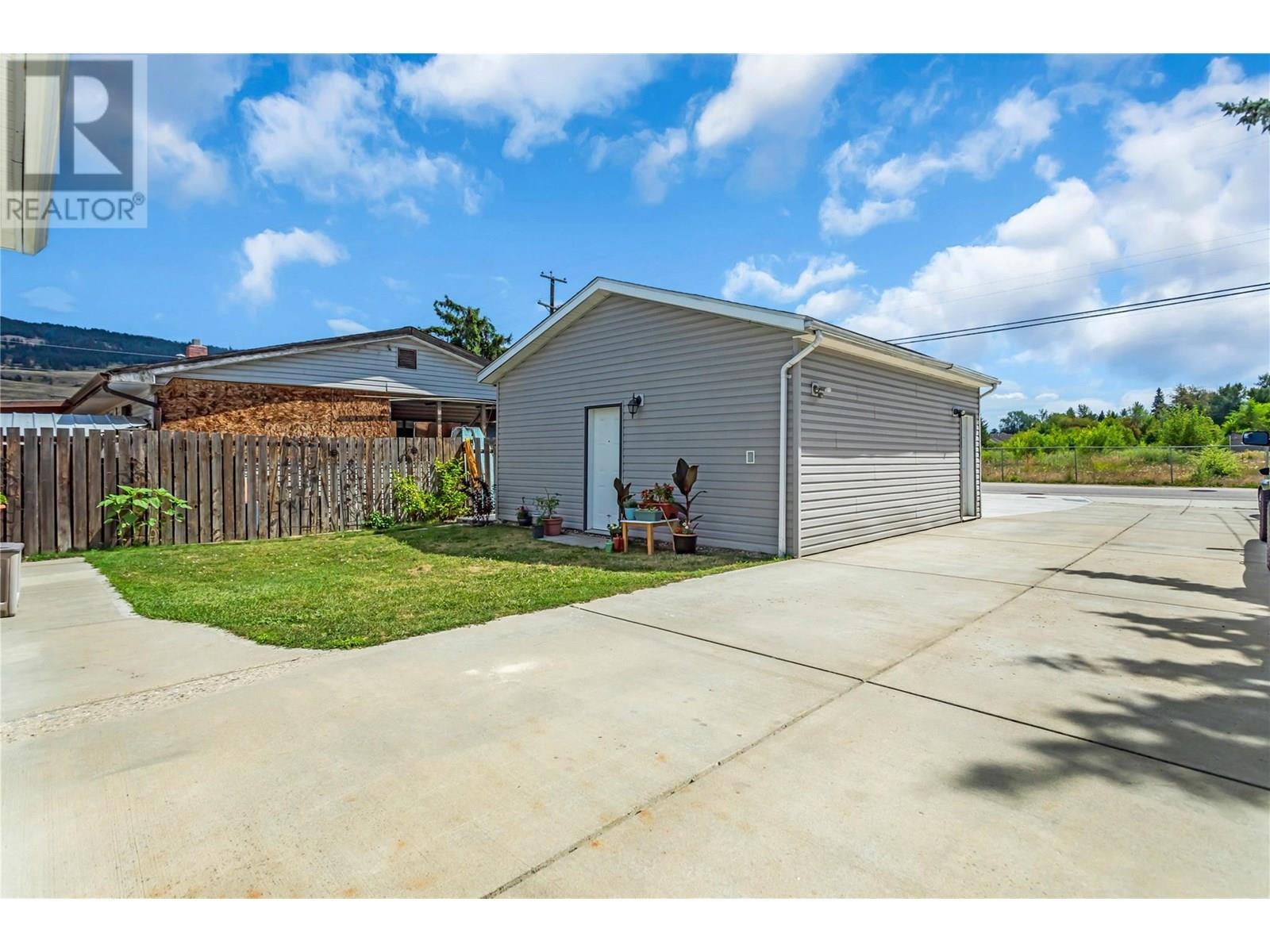 3132 Woodsdale Road. Lake Country, British Columbia