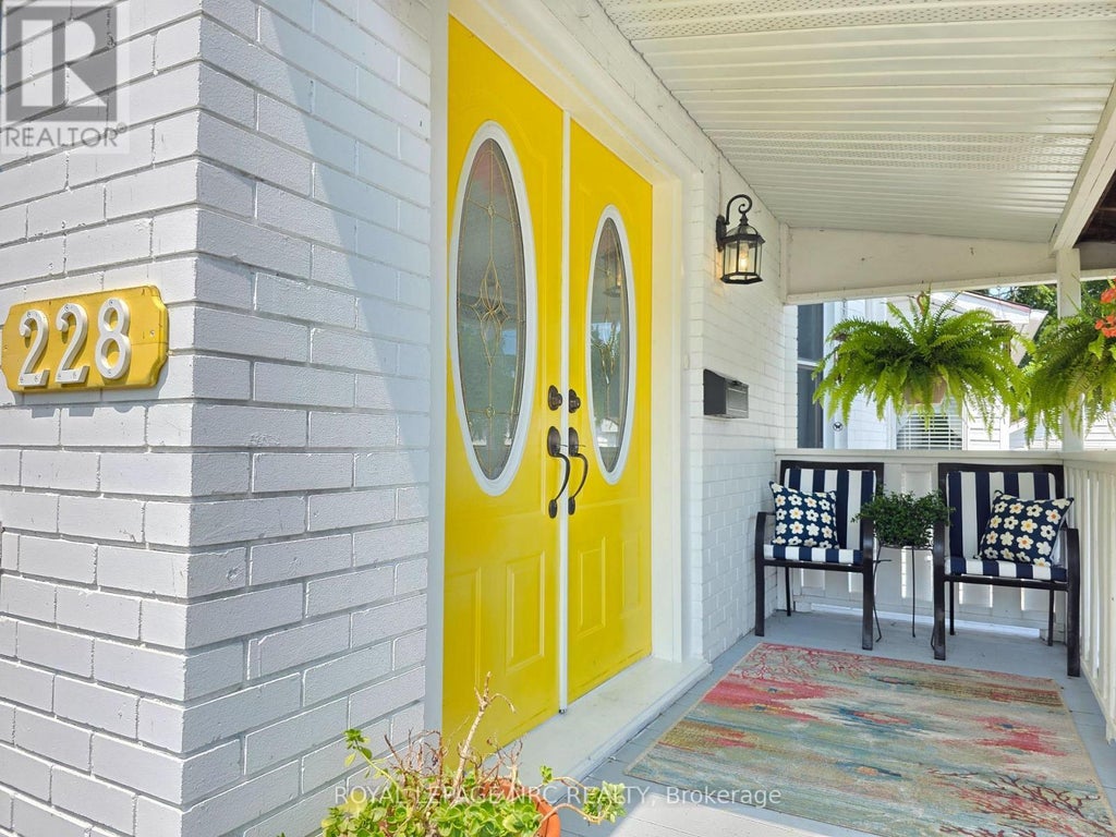 228 Jarvis Street, Fort Erie (central)