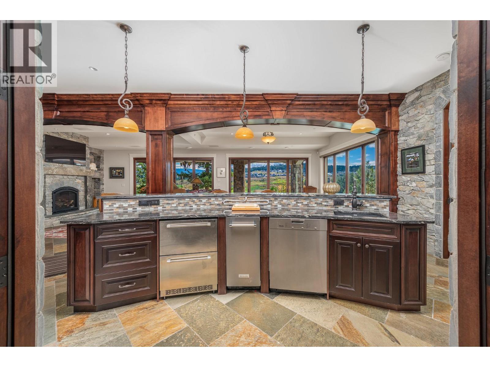 602 Falcon Point Way. Vernon, British Columbia