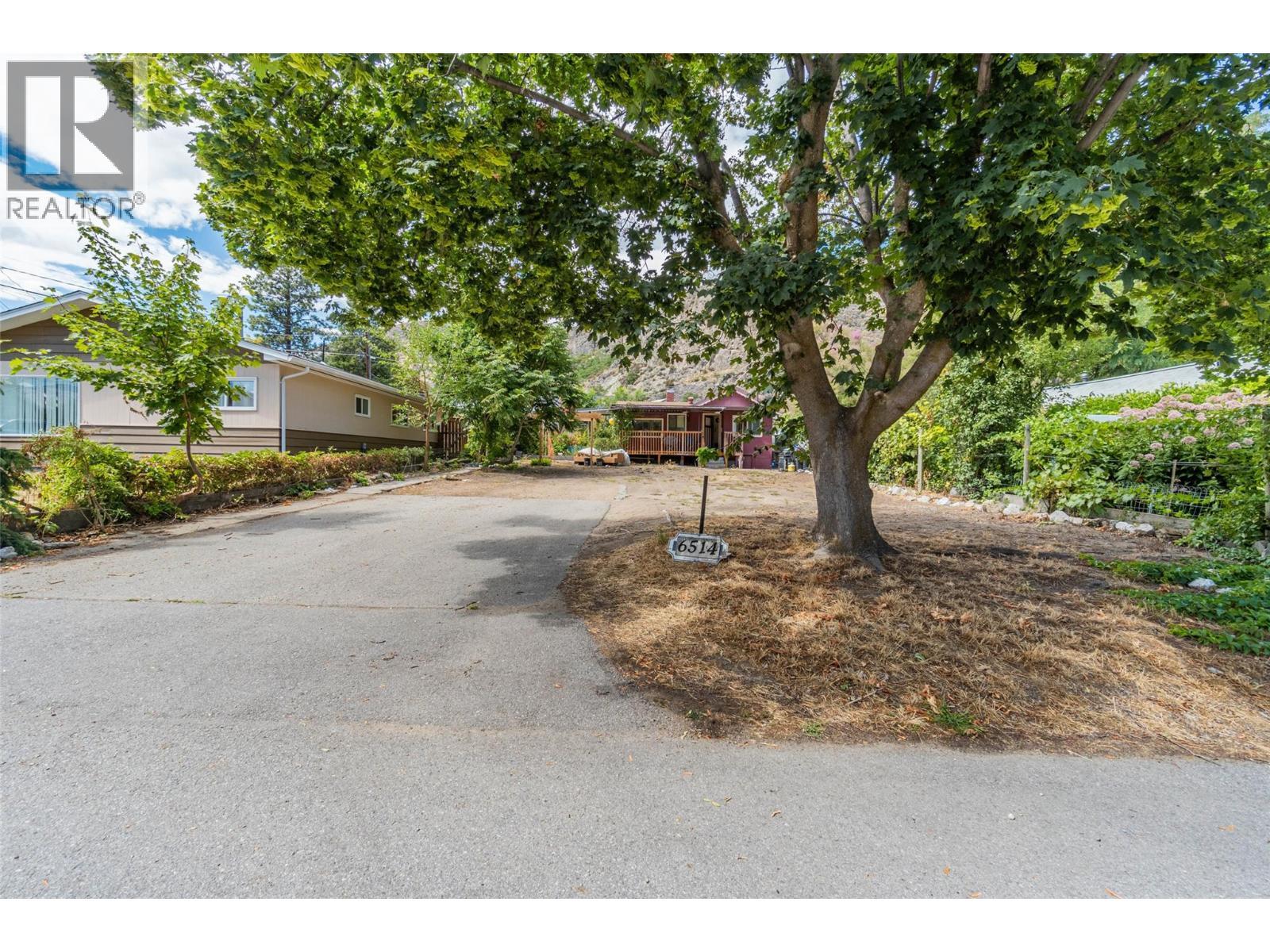 6514 Hollow Street. Oliver, British Columbia