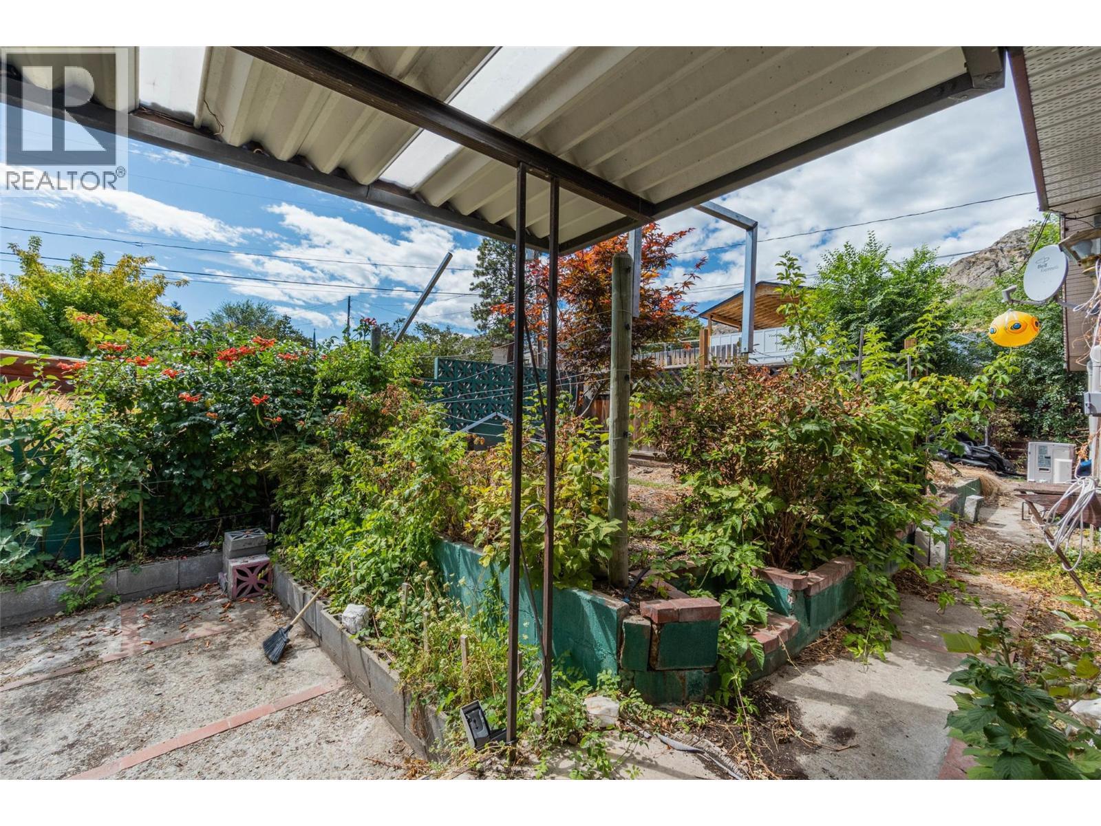 6514 Hollow Street. Oliver, British Columbia