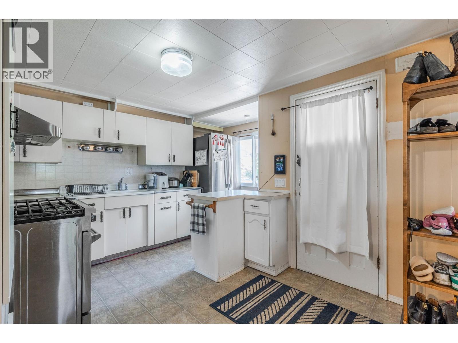 6514 Hollow Street. Oliver, British Columbia