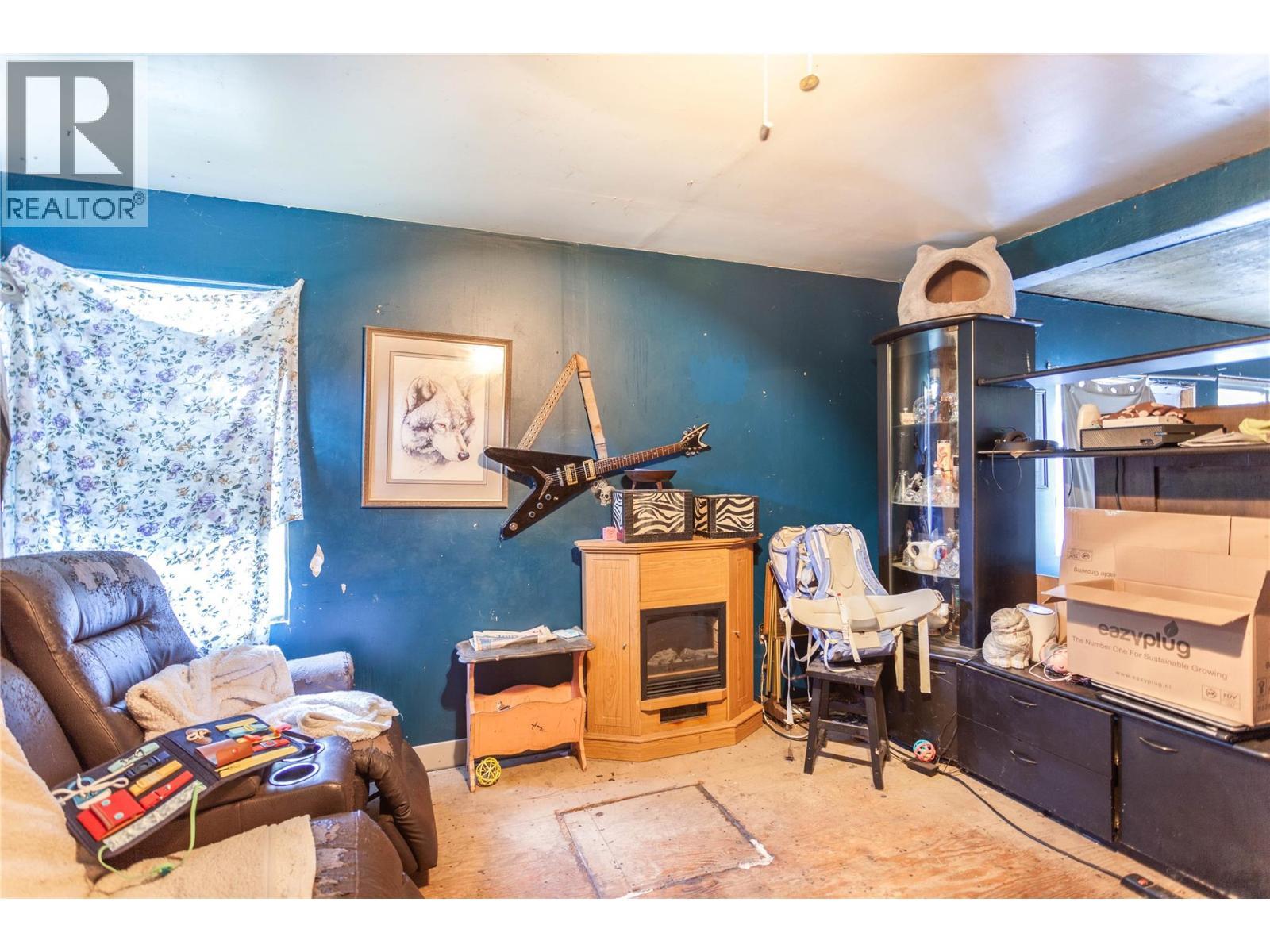 18 Chouinard Road. Cherryville, British Columbia