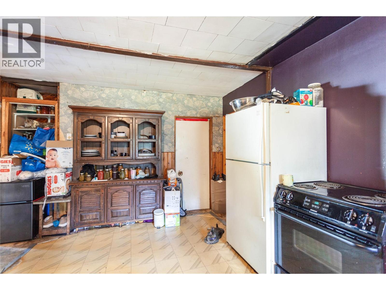 18 Chouinard Road. Cherryville, British Columbia