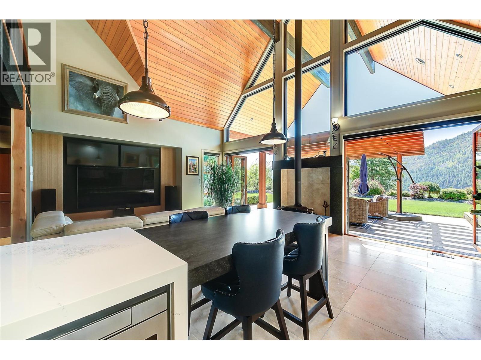 4495 Maxwell Road. Peachland, British Columbia