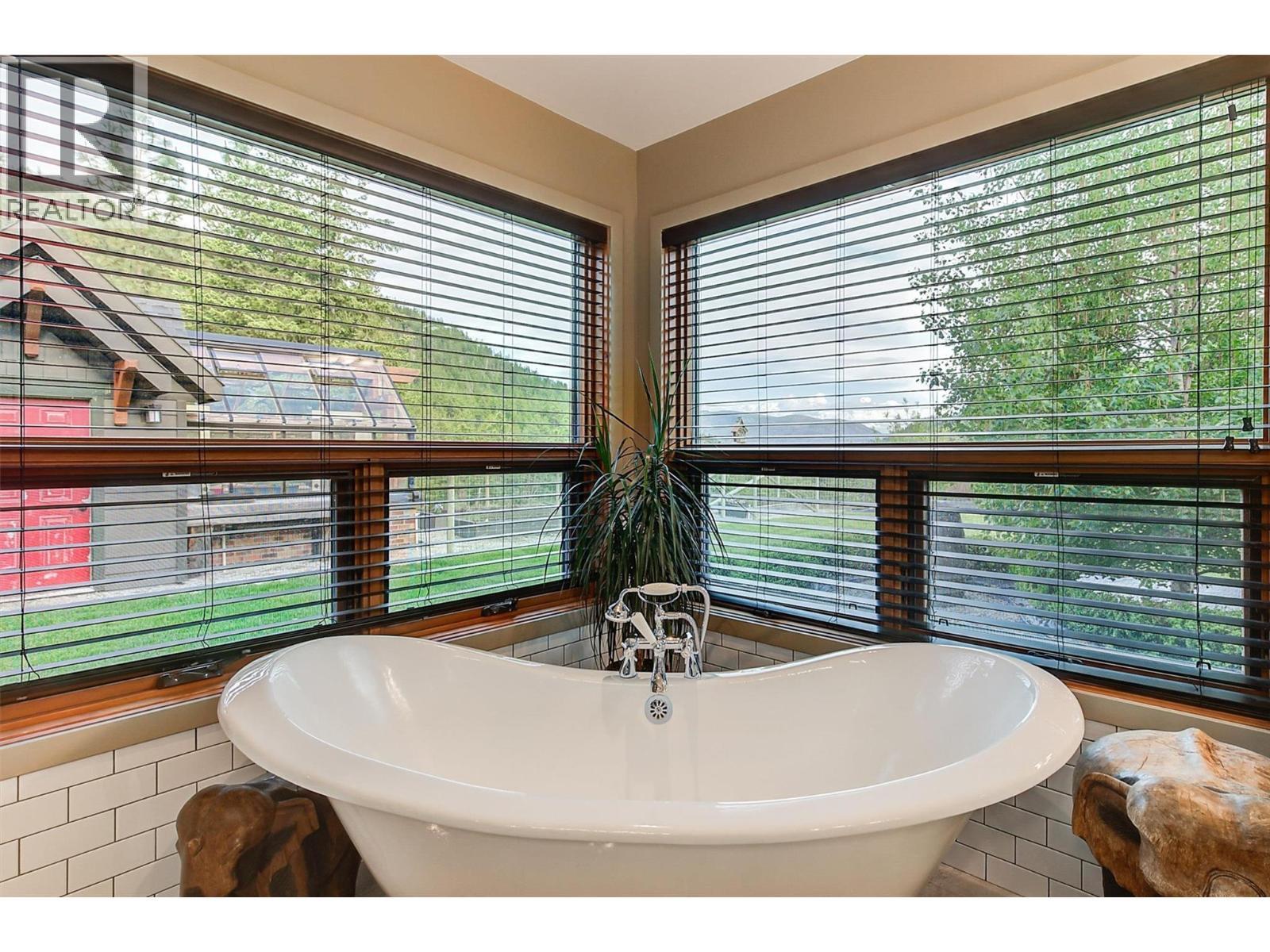 4495 Maxwell Road. Peachland, British Columbia