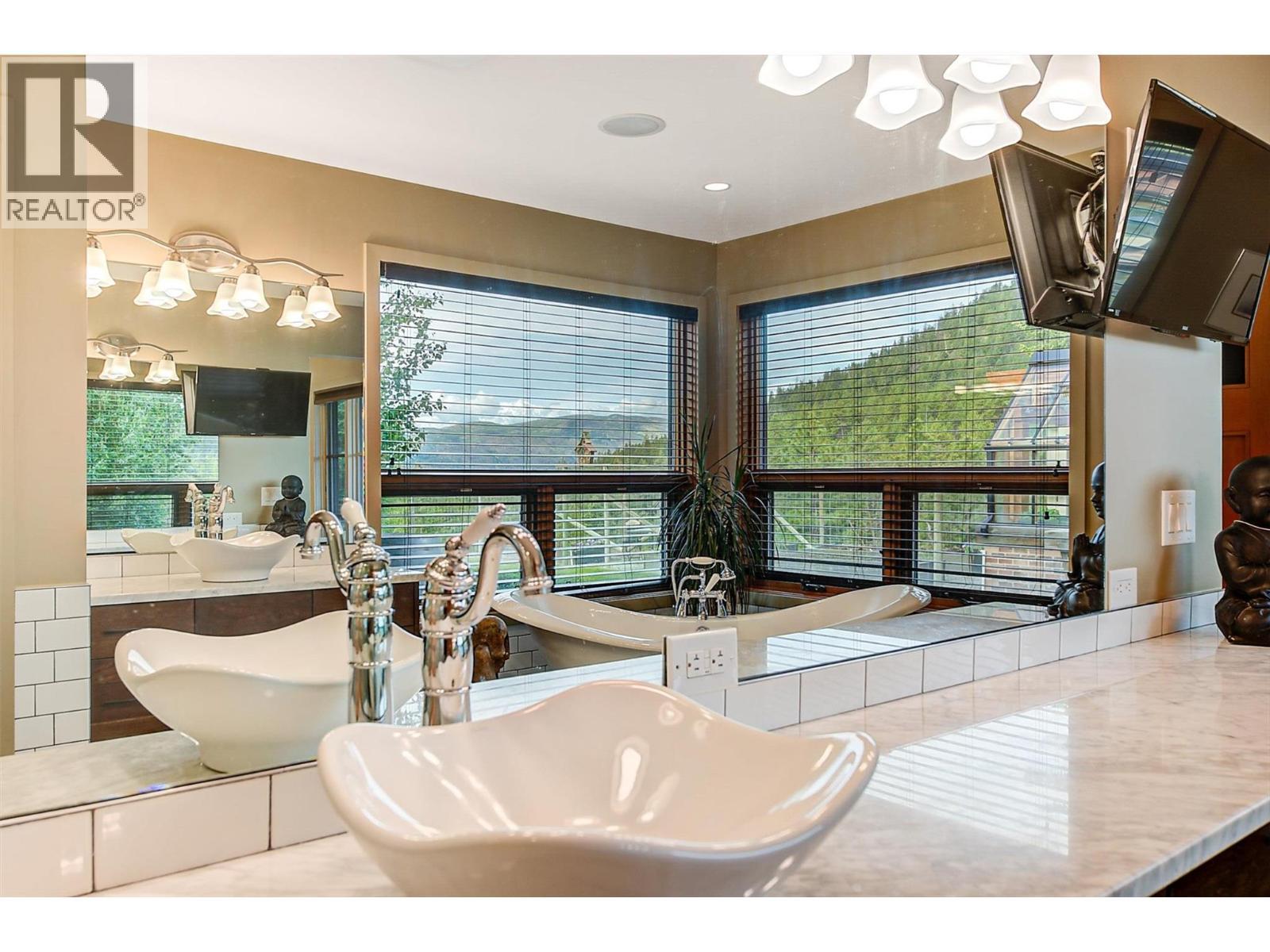 4495 Maxwell Road. Peachland, British Columbia