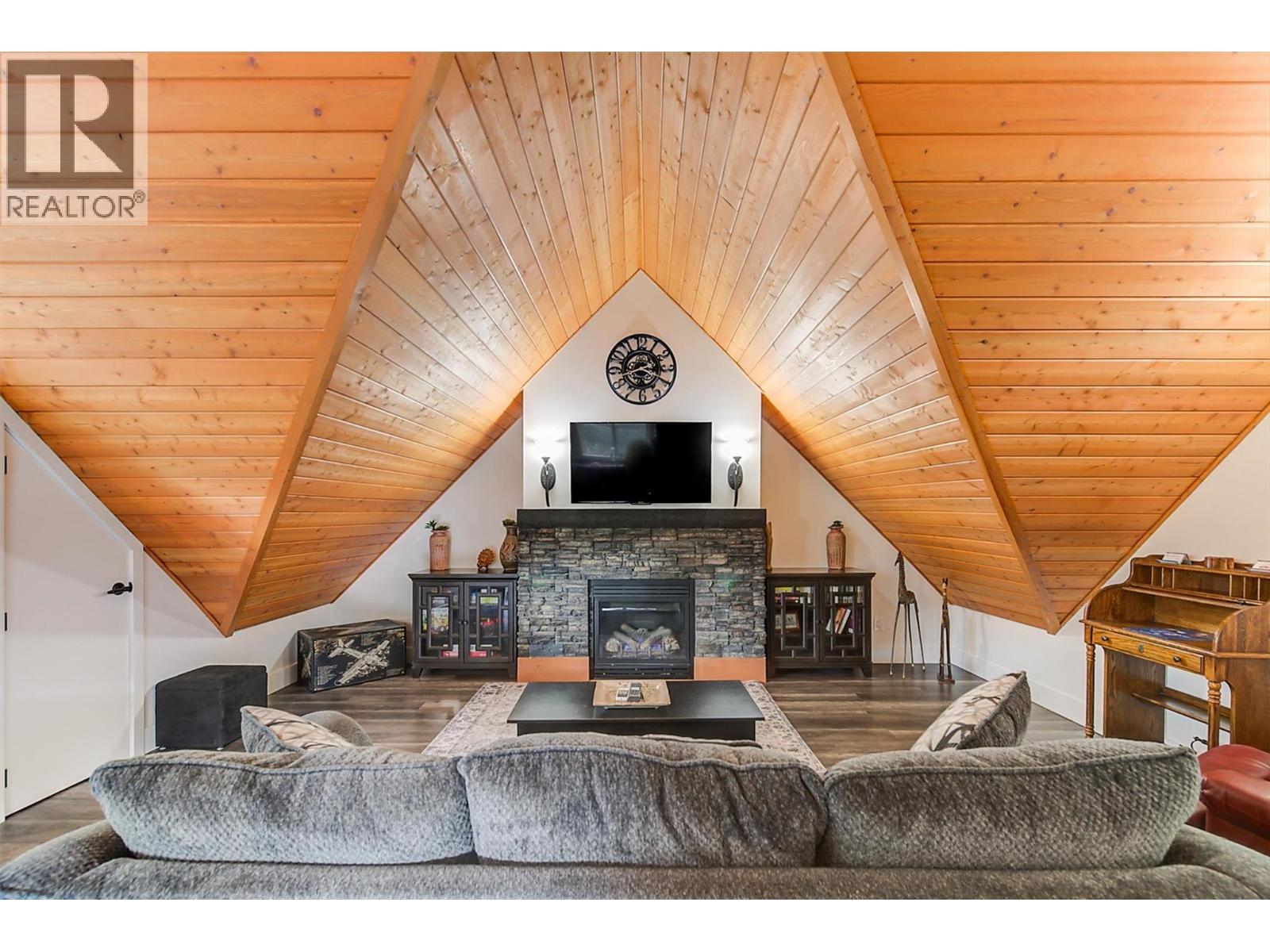 4495 Maxwell Road. Peachland, British Columbia