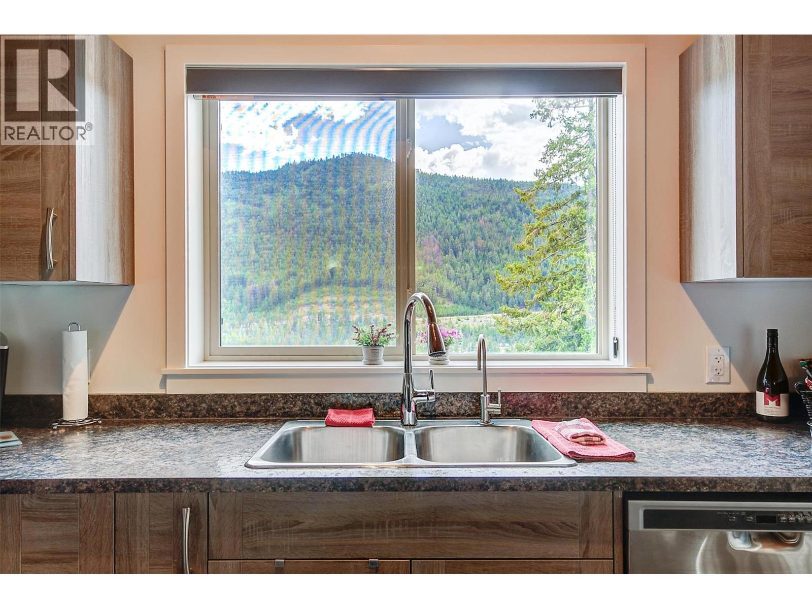 4495 Maxwell Road. Peachland, British Columbia