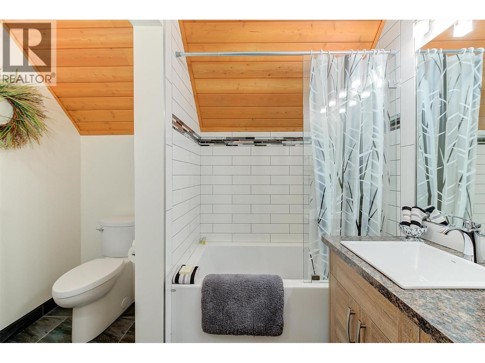 4495 Maxwell Road. Peachland, British Columbia