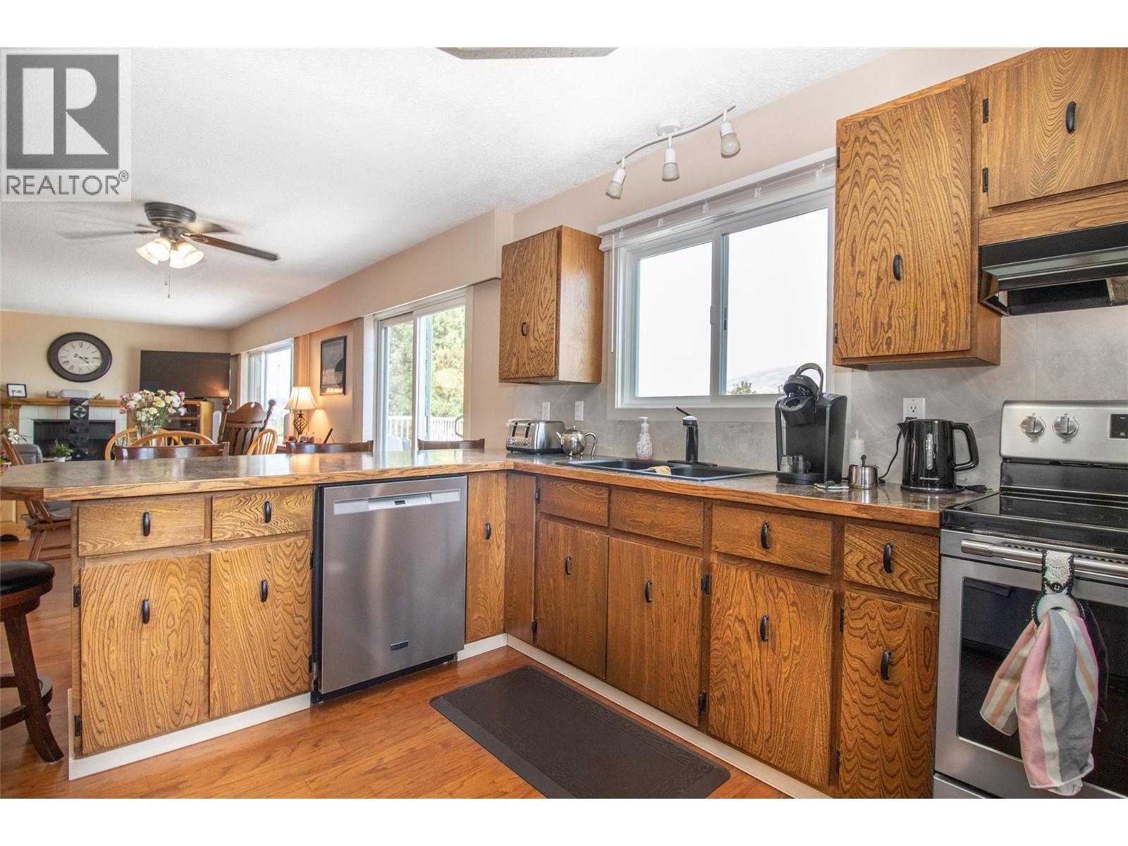 6335 Topham Place. Peachland, British Columbia