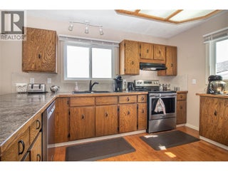 6335 Topham Place. Peachland, British Columbia