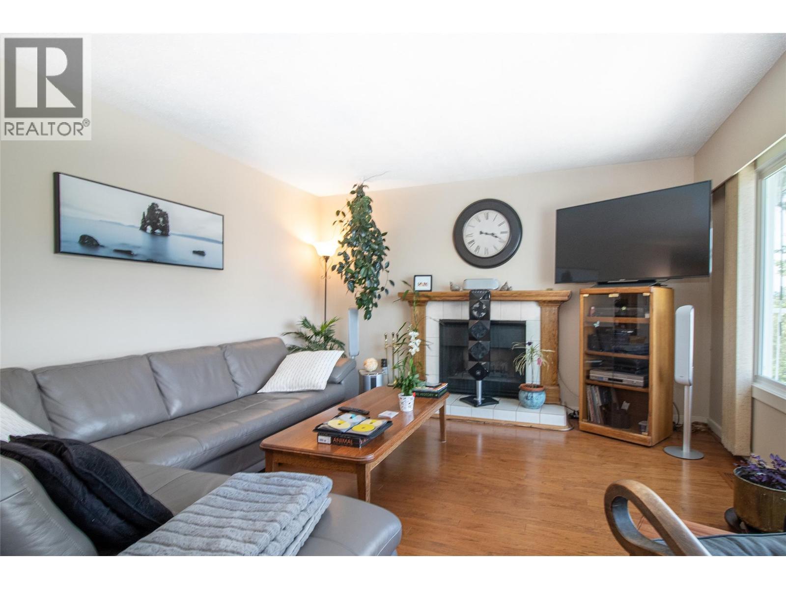 6335 Topham Place. Peachland, British Columbia