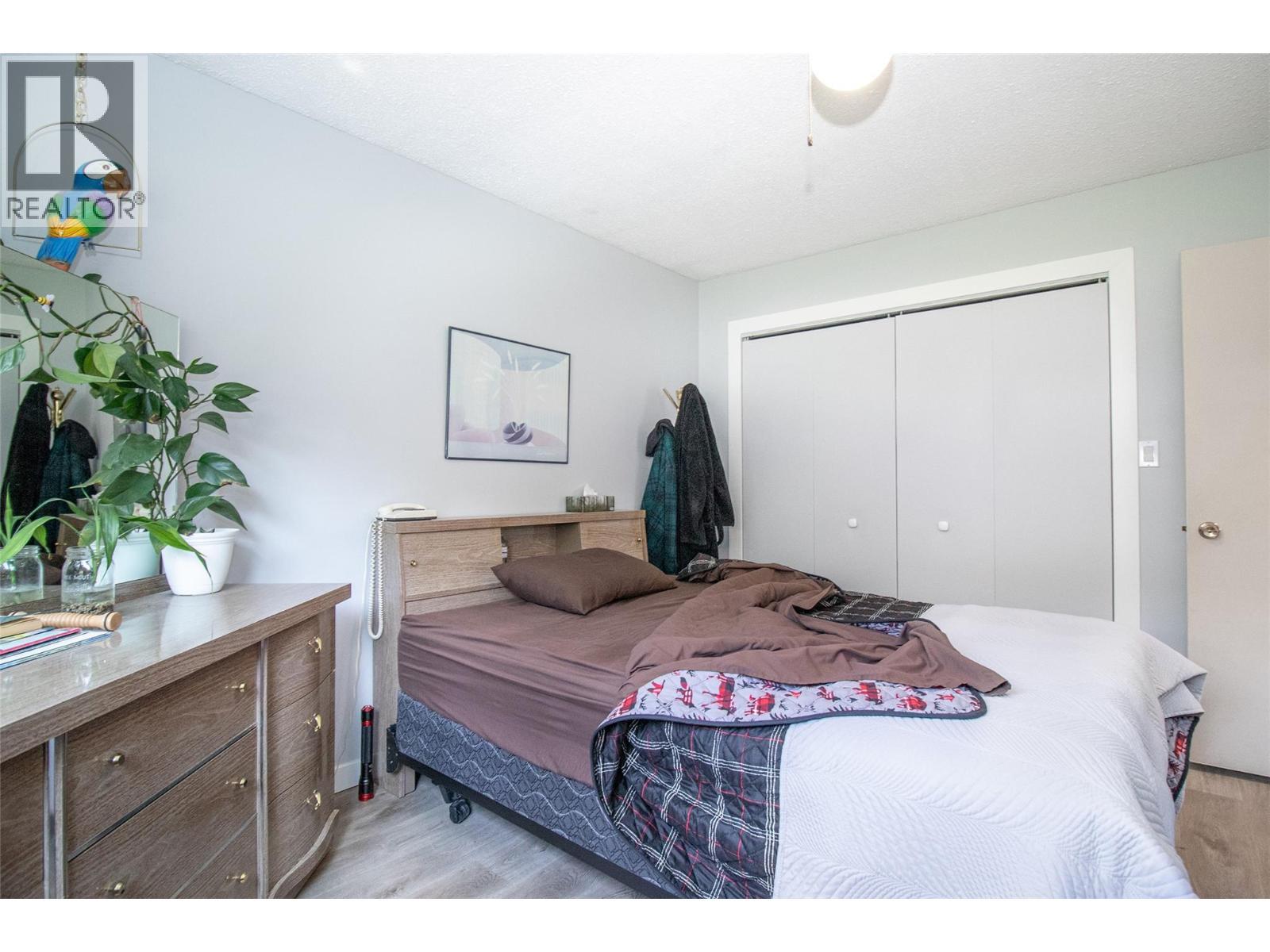 6335 Topham Place. Peachland, British Columbia