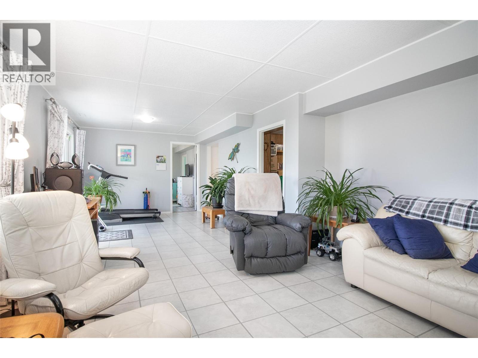 6335 Topham Place. Peachland, British Columbia