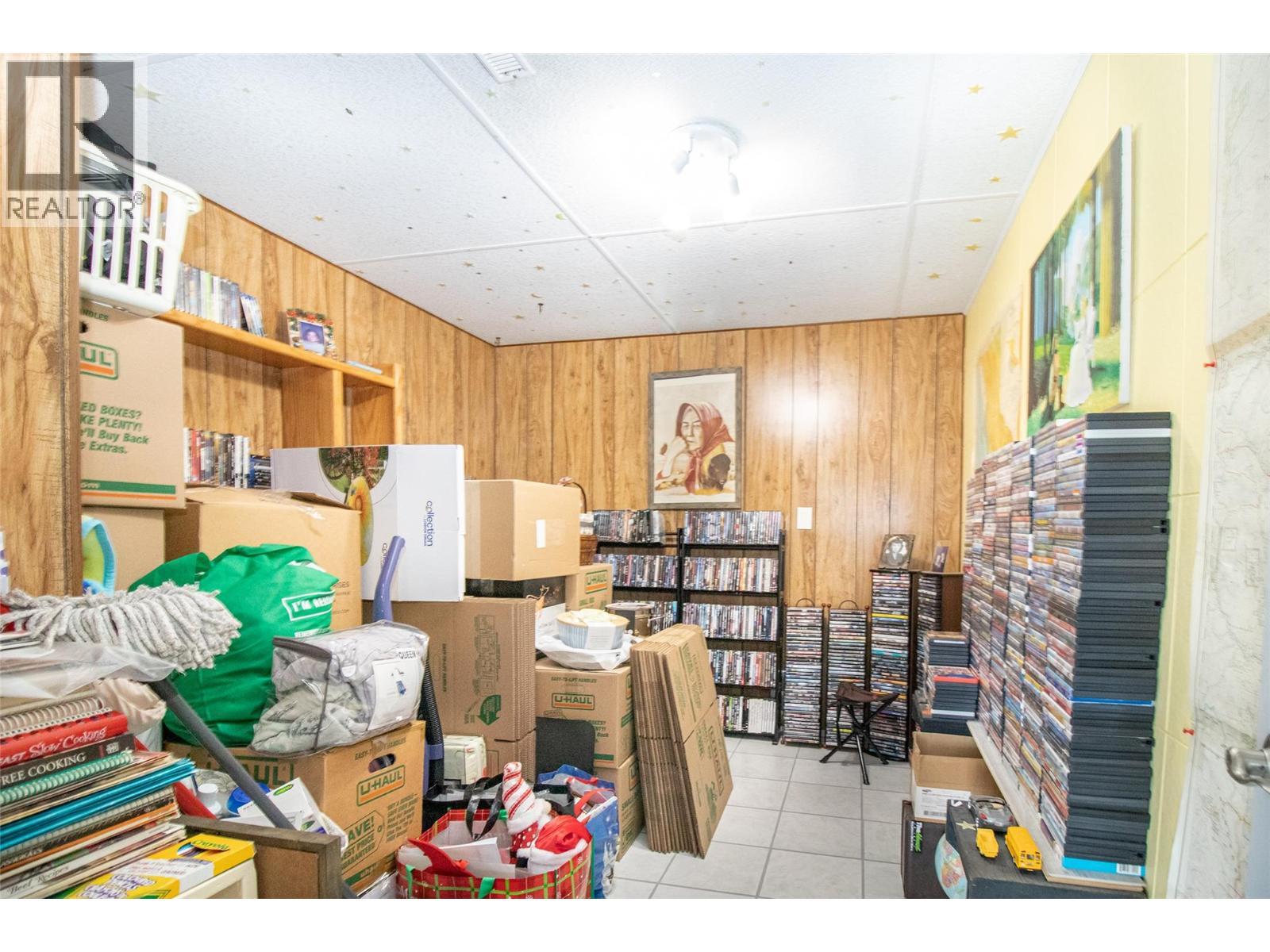 6335 Topham Place. Peachland, British Columbia