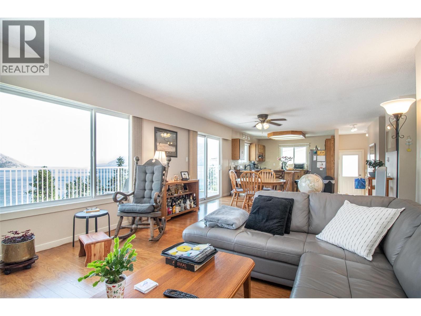 6335 Topham Place. Peachland, British Columbia
