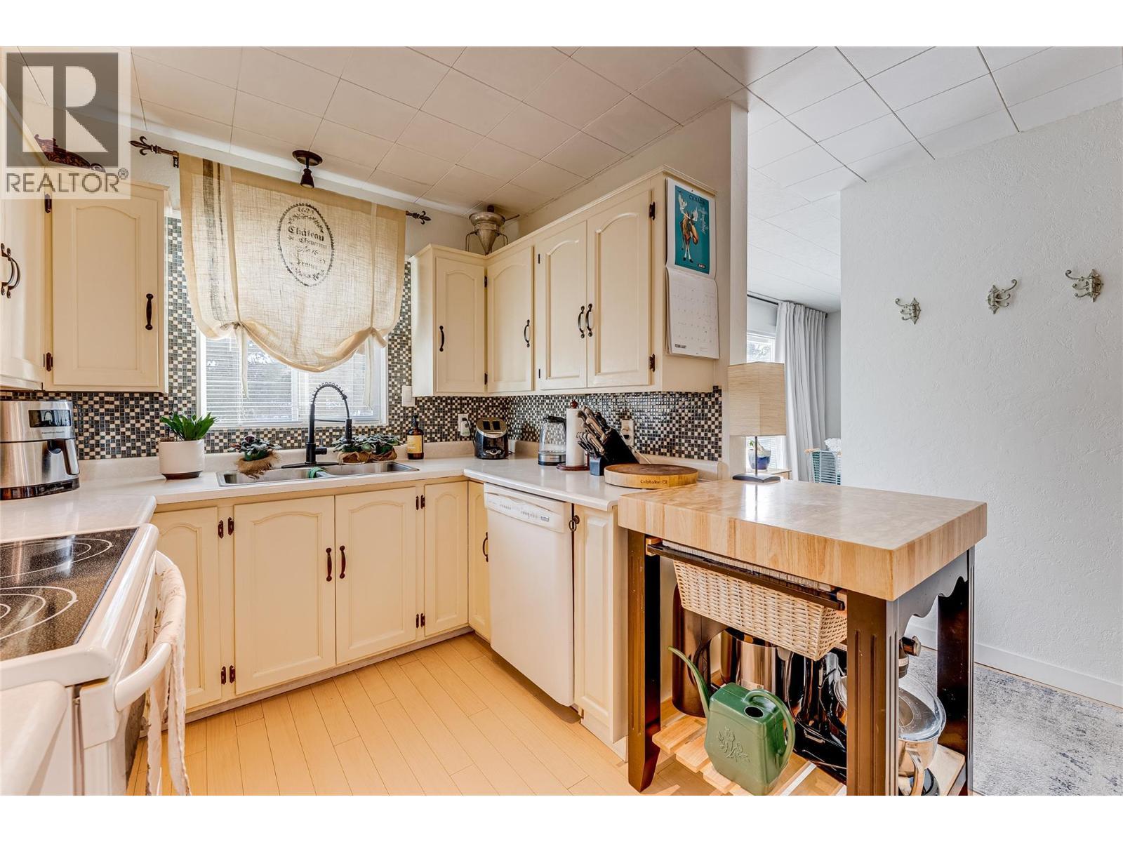 409 Hummingbird Avenue. Vernon, British Columbia