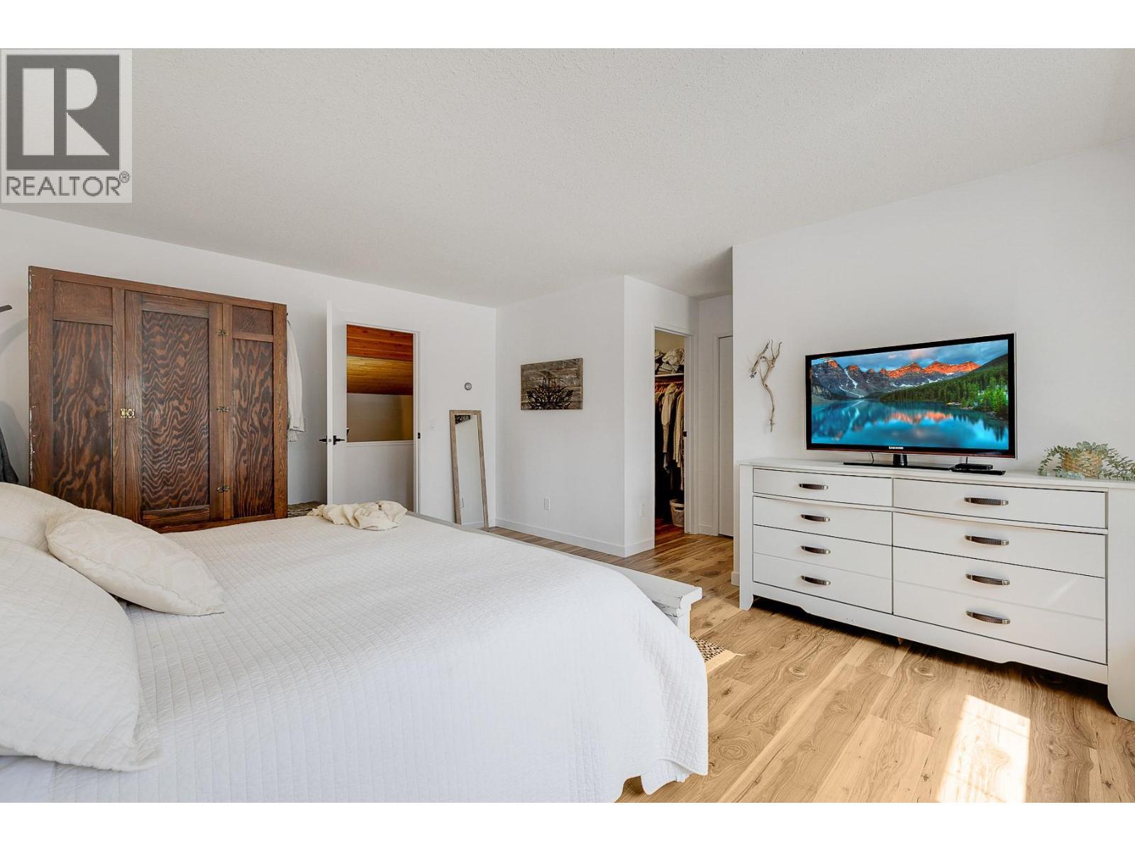 1590 Willow Crescent. Kelowna, British Columbia