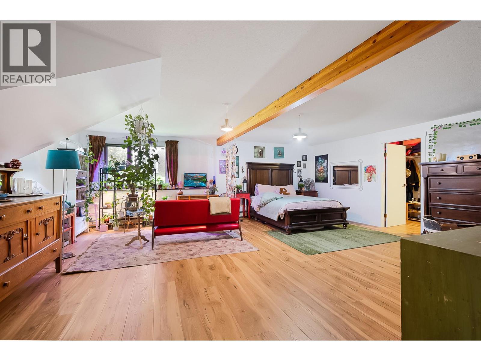 1590 Willow Crescent. Kelowna, British Columbia