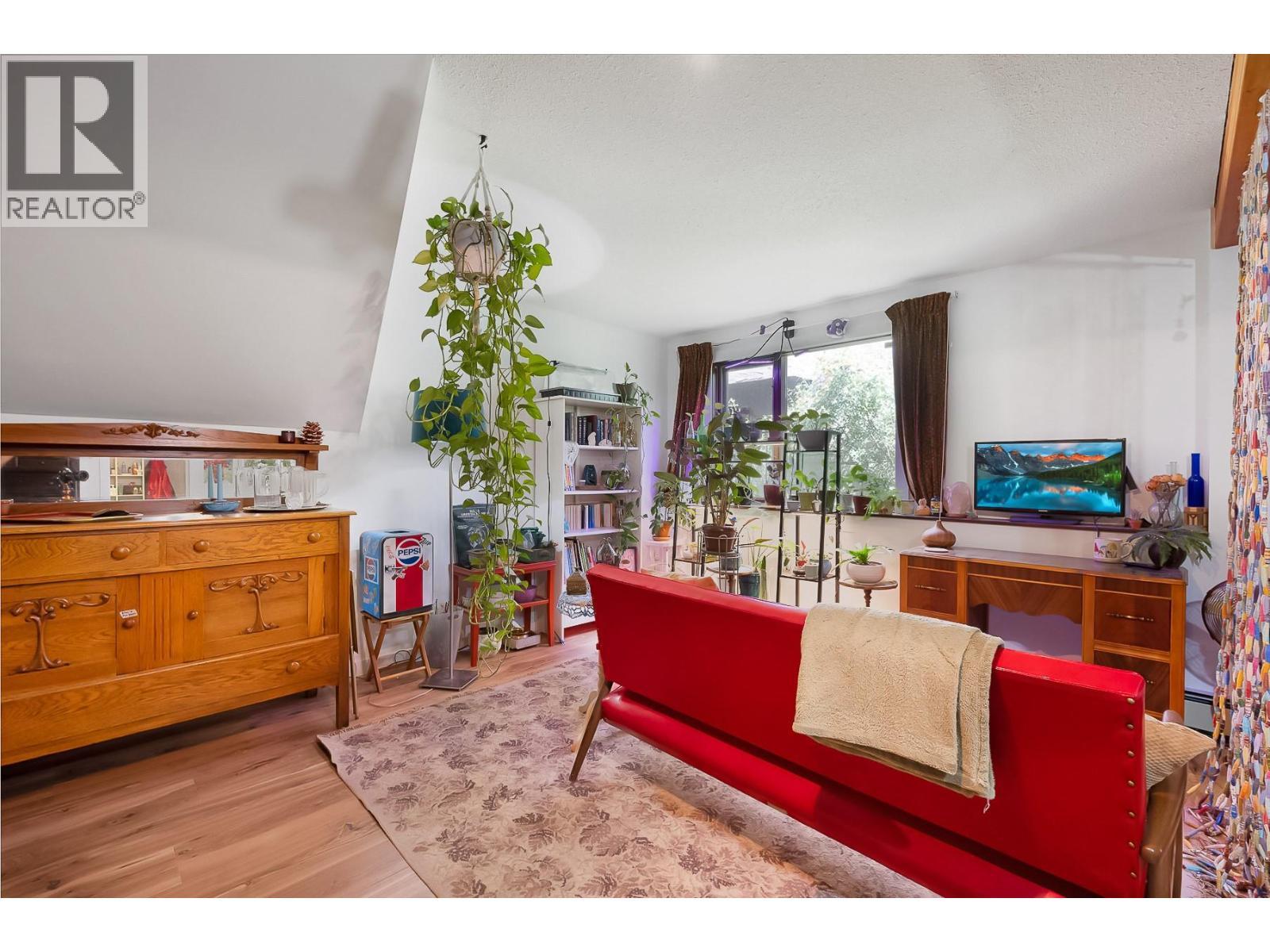 1590 Willow Crescent. Kelowna, British Columbia