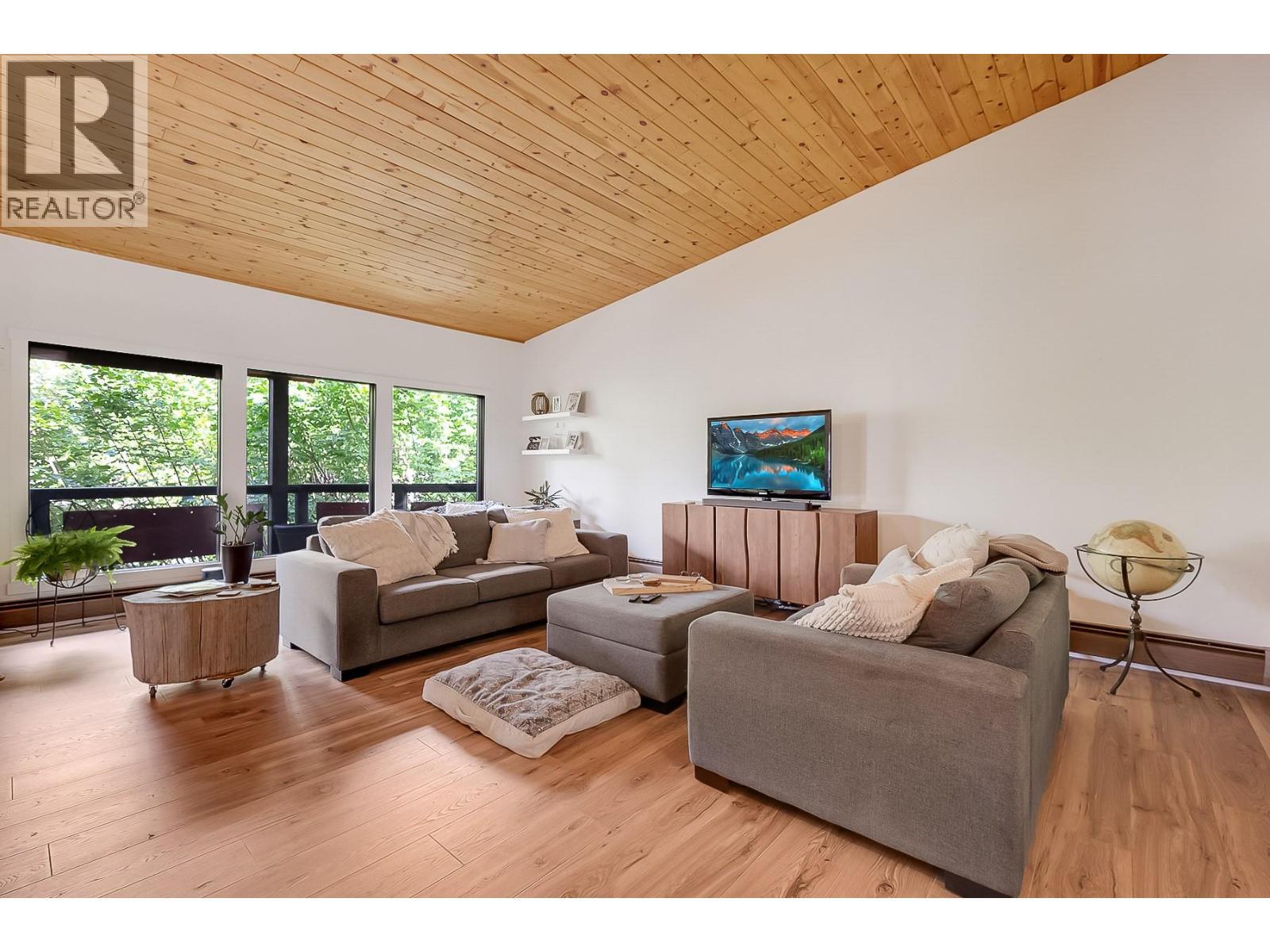 1590 Willow Crescent. Kelowna, British Columbia