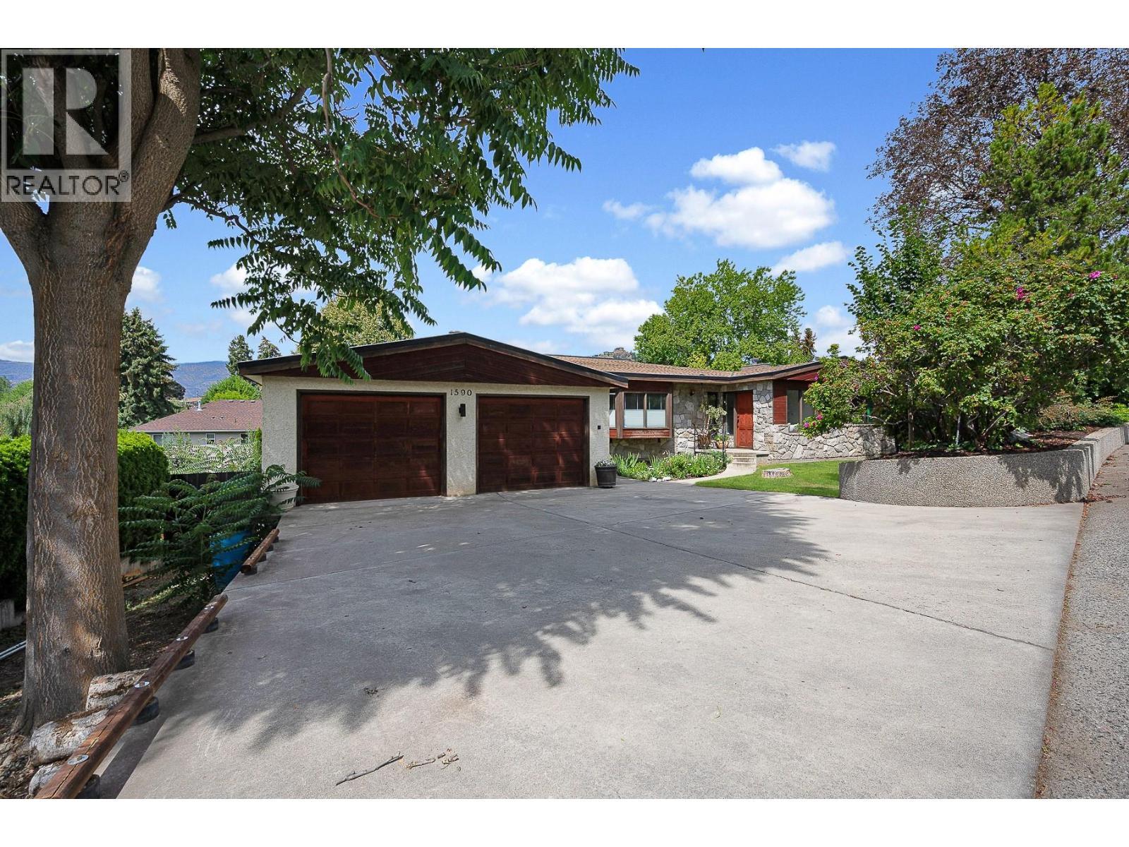 1590 Willow Crescent. Kelowna, British Columbia