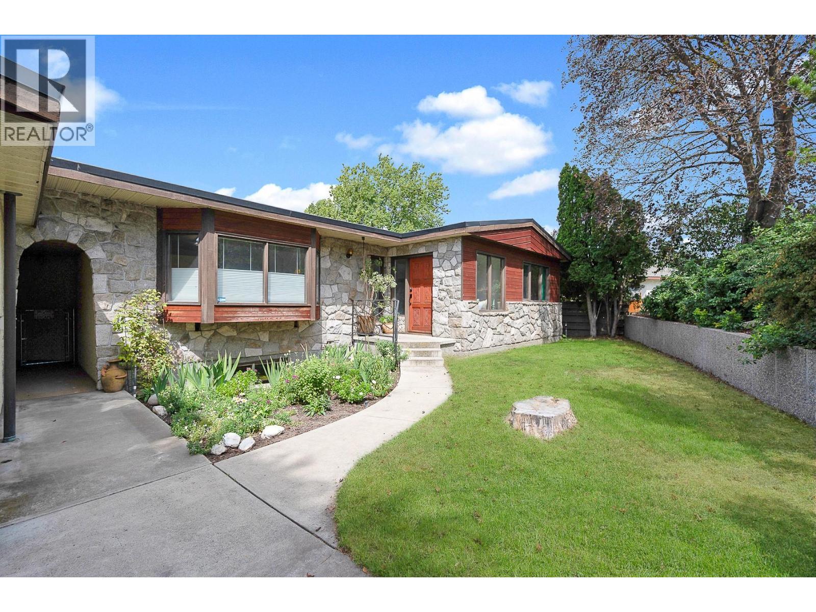 1590 Willow Crescent. Kelowna, British Columbia